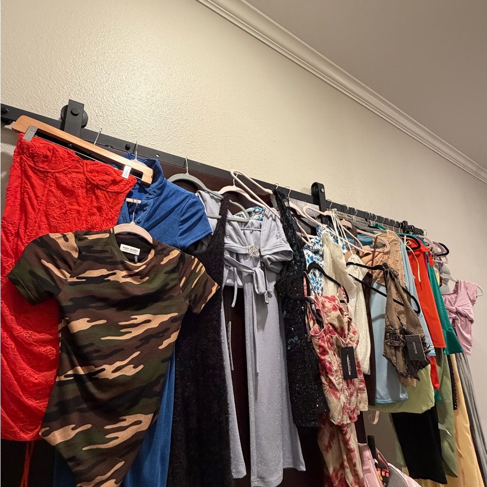 Women’s Clothing Bundle – XS / Small – 34 Pieces